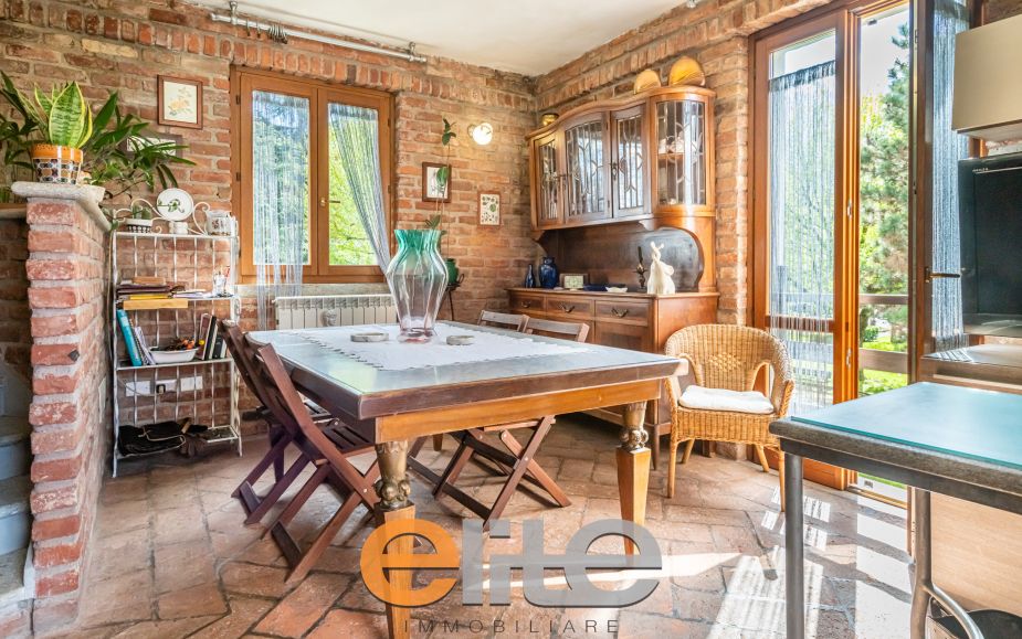 Casa di corte con terrazzo e ampia mansarda.