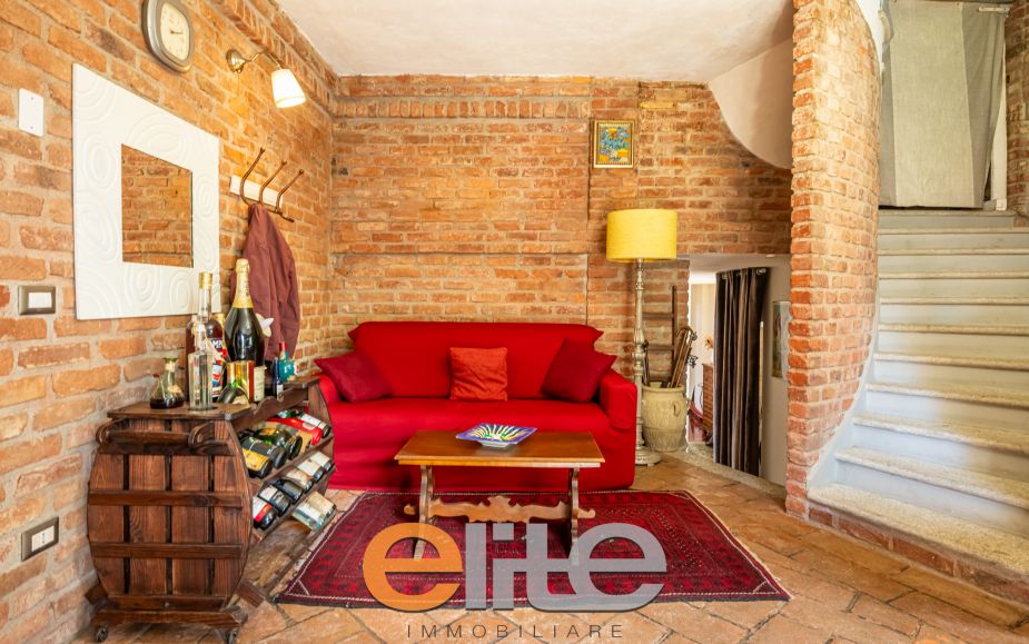 Casa di corte con terrazzo e ampia mansarda.