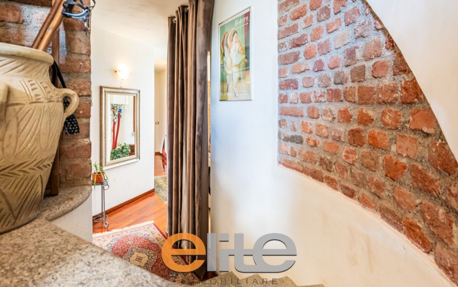 Casa di corte con terrazzo e ampia mansarda.