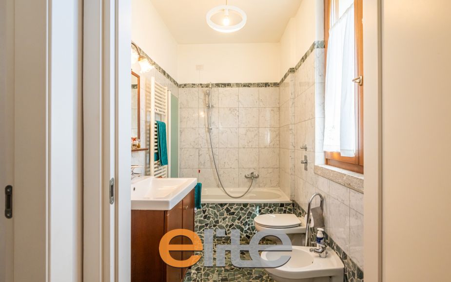 Casa di corte con terrazzo e ampia mansarda.