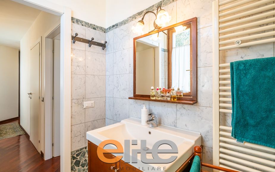 Casa di corte con terrazzo e ampia mansarda.