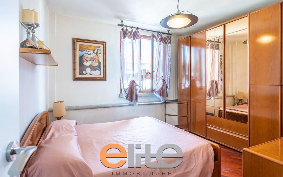 Casa di corte con terrazzo e ampia mansarda.