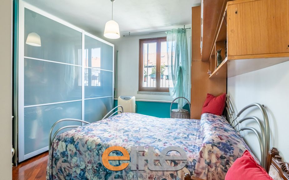 Casa di corte con terrazzo e ampia mansarda.