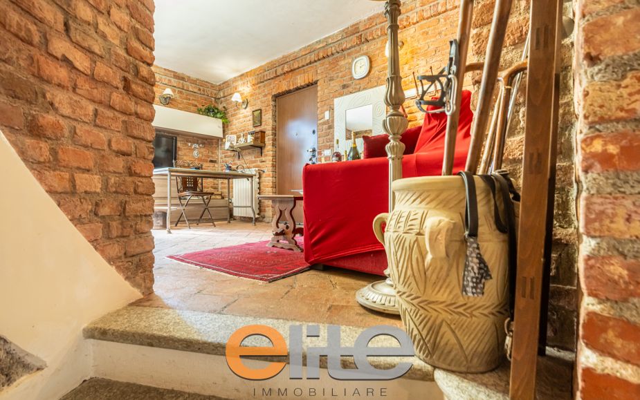 Casa di corte con terrazzo e ampia mansarda.