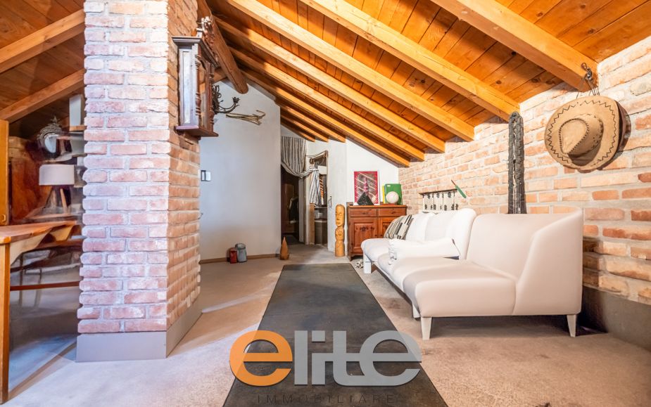 Casa di corte con terrazzo e ampia mansarda.