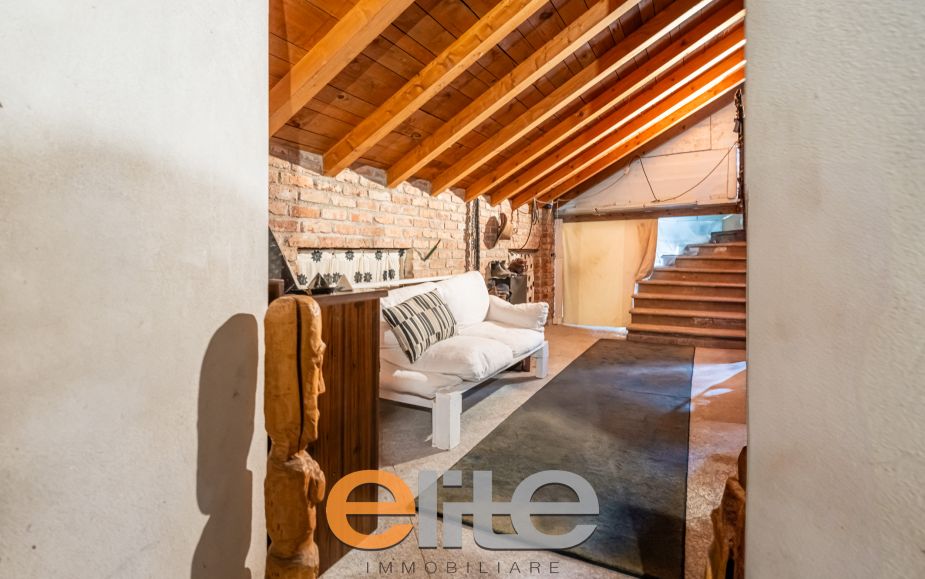 Casa di corte con terrazzo e ampia mansarda.