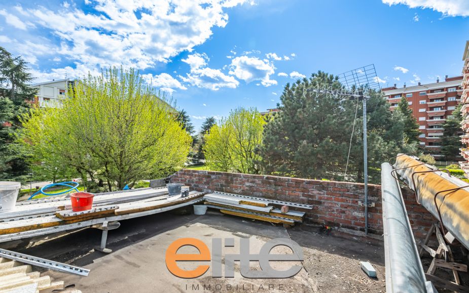 Casa di corte con terrazzo e ampia mansarda.
