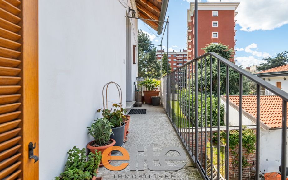 Casa di corte con terrazzo e ampia mansarda.