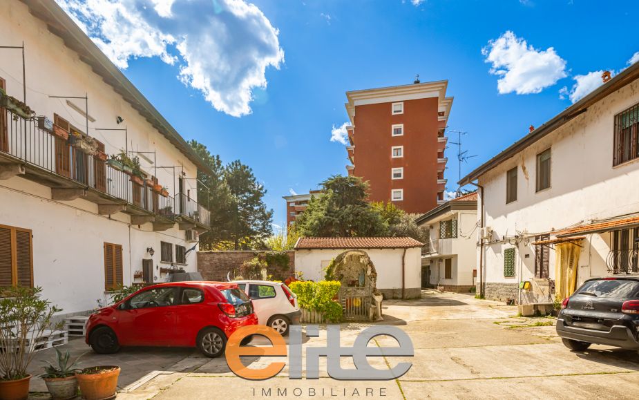 Casa di corte con terrazzo e ampia mansarda.