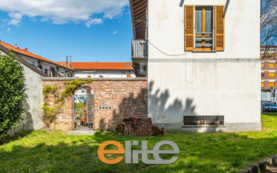 Casa di corte con terrazzo e ampia mansarda.