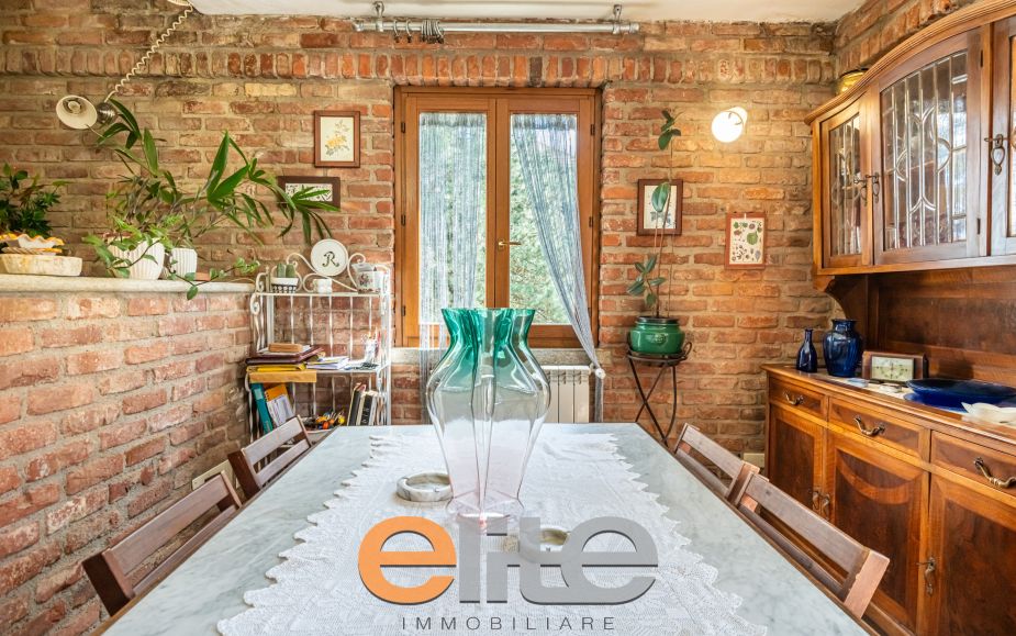 Casa di corte con terrazzo e ampia mansarda.