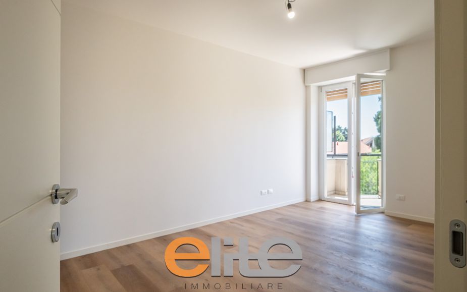 The apartment opens onto a living room with a brand-new, never-used open-plan kitchen