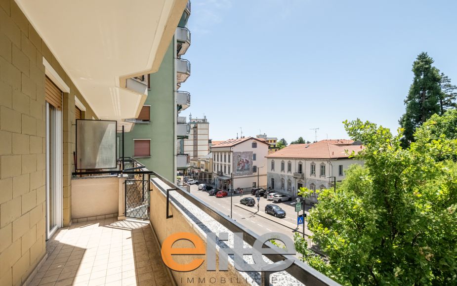 The apartment opens onto a living room with a brand-new, never-used open-plan kitchen