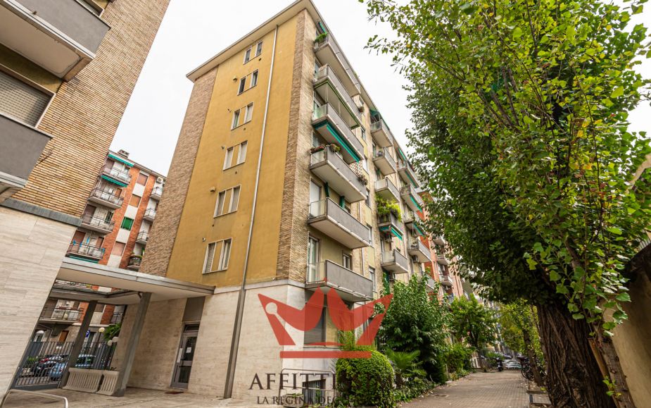 Bilocale arredato con cabina armadio mm bande nere