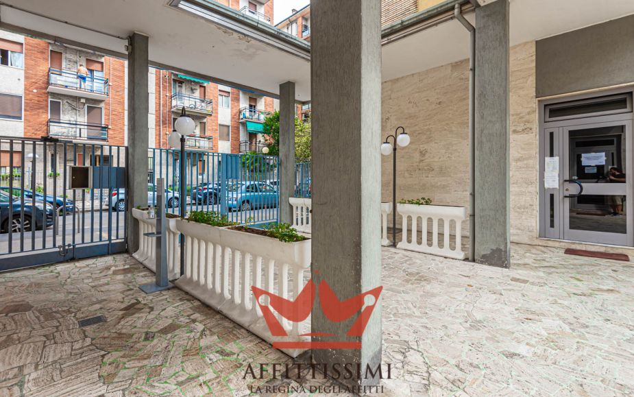 Bilocale arredato con cabina armadio mm bande nere